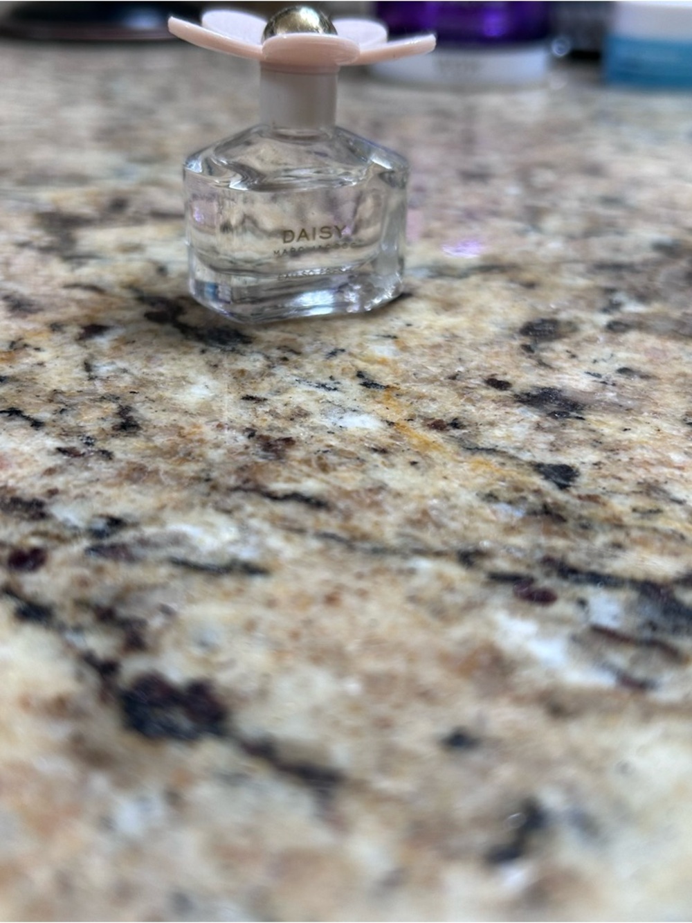 Marc Jacobs Daisy Eau So Fresh Mini Bottle with Pale Pink Flower and Gold Center - Picture 4 of 7